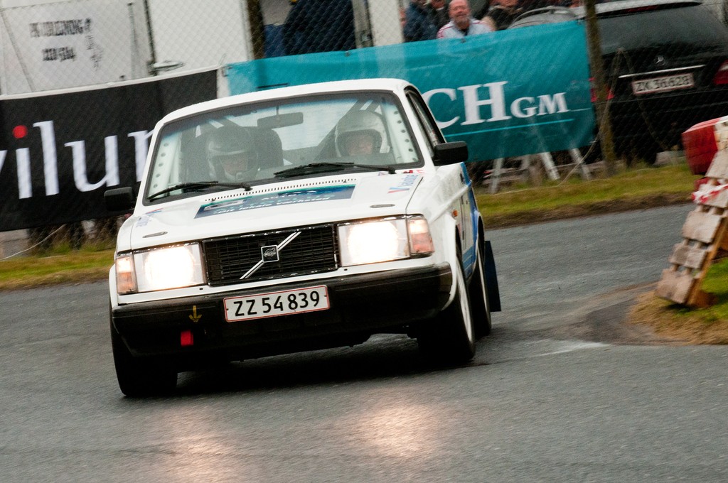 Kurt Mejer på den regnvåde asfalt i heat 1
(Foto: rallypics.dk)